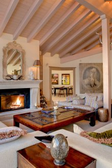 Светла всекидневна с камина в стил шале