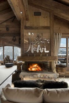Дневна с камина и дървени мебели в стил хижа