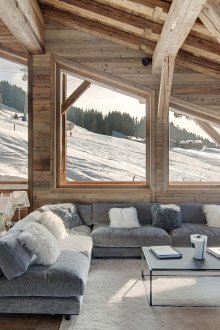 Дневна с големи прозорци в стил шале