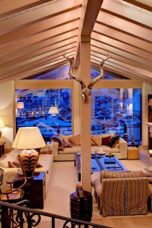 Голяма дневна в шале с достатъчно осветление