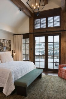 Спалня в стил хижа с камина и балкон