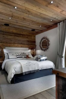 Комбинацията от морски стил и хижа стил в спалнята