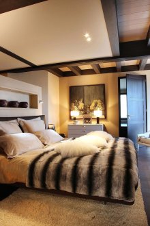 Спалня с бежово и черно шале