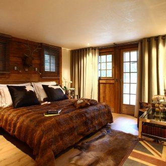 Спалня в бежово шале