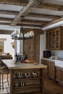 Бяла и кафява кухня в стил шале