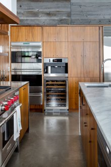 Комбинацията от минимализъм и хижа стил в интериора на кухнята