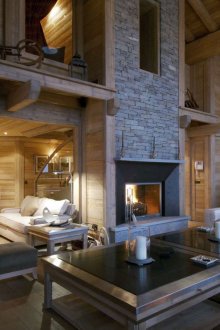 Къща от светло дърво в стил шале