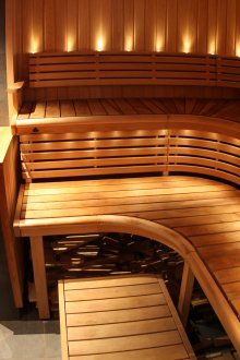 Удобна пейка в малка парна баня във ваната