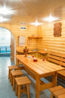 Салон с достъп до басейна