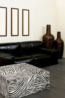 Всекидневна в африкански стил с бели стени