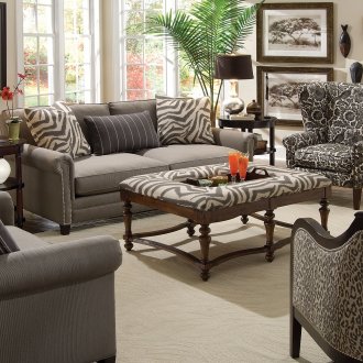 Всекидневна в африкански стил с маски по стените