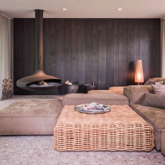 Модулен диван и плетена масичка за кафе в хола