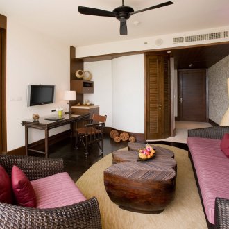 Плетени мебели и дървена масичка за кафе в хола