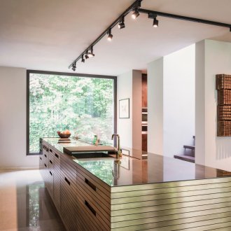 Кухня в африкански стил с бели стени