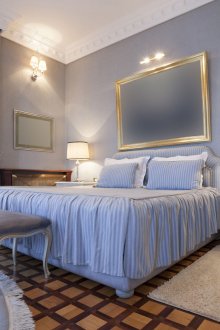 Lampu meja dan lampu dinding di dalam bilik tidur