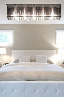 Lampu tidur di bilik tidur putih