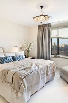 Lampu dinding fleksibel di atas katil di dalam bilik tidur