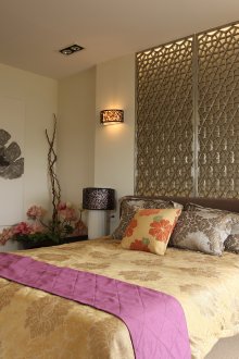 Lampu dinding dan lampu meja di dalam bilik tidur