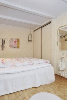 Lampu dinding di dalam bilik tidur romantik