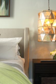 Lampu loket yang terang dan besar di dalam bilik tidur