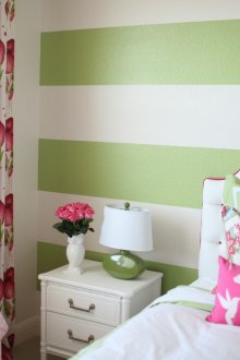 Бяло-зелен райета тапет в детската стая