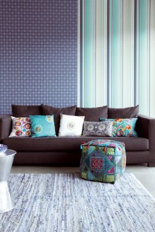 Комбинацията от райета тапет и тапет в кръг в хола