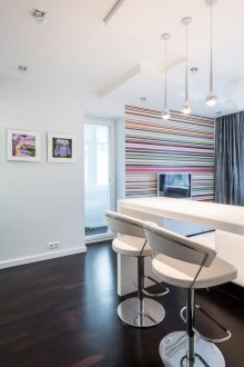 Хоризонтални райета тапет в кухнята