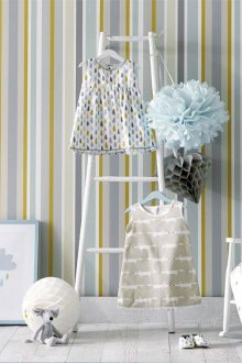 Раиран четирицветен тапет в детската стая