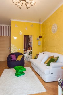 Комбинация от райета и други видове тапети в хола