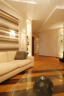 Раиран трицветен тапет в хола