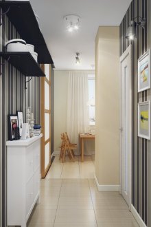 Сиво-черен тапет в коридора