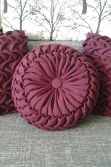Твърди бордо възглавници с драперия