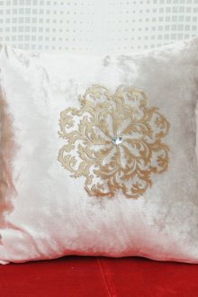 Сатенена възглавница е подходяща за декориране на класически интериор