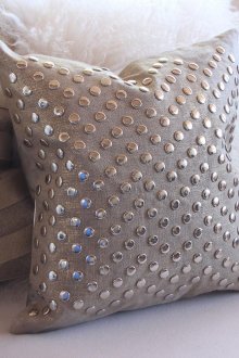 Модерна сива възглавница с метални нитове