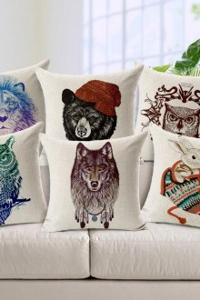 Възглавници с изображения на животни са подходящи за декориране на детска стая