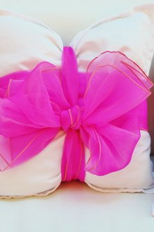 Вържете възглавницата с ярка панделка - и декоративната украса за интериора е готова