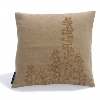 Кафява декоративна възглавница с мъниста