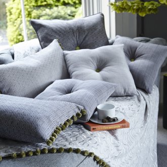 Красиви сиви декоративни възглавници със зелени акценти