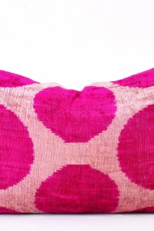 Ярко розова декоративна възглавница с кръгове