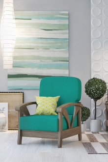 Ярки декоративни възглавници в светла всекидневна