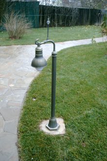 Декоративен нисък фенер в градината