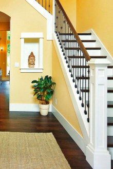 Жълти стени в коридора