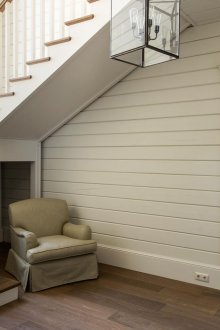 Бял таван в коридора