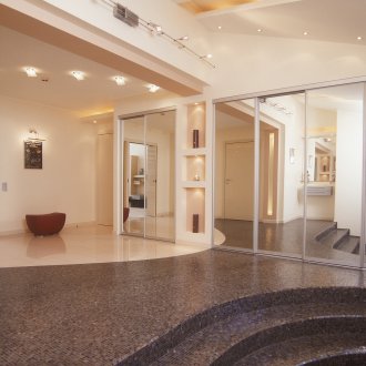 Многоетажен таван с интересно осветление във фоайето на къщата