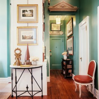 Кафяв паркет в коридора на къщата