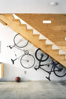 Бетонен под в коридора на къщата