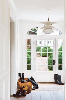 Дървен под в коридора на къщата