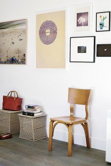 Плакати на стената в коридора на къщата