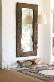 Огледало на стената в коридора на къщата