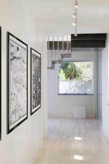 Светли стени с картини в коридора на къщата